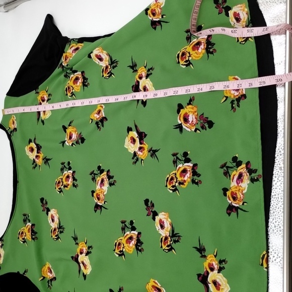 Lane Bryant Mixed material floral blouse size 18/20 short sleeve - Picture 8 of 11